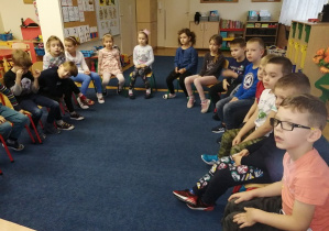 Dzieci słuchają opowieści o instrumentach muzycznych